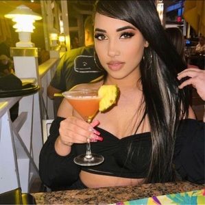 Meet your Posher, Yanet